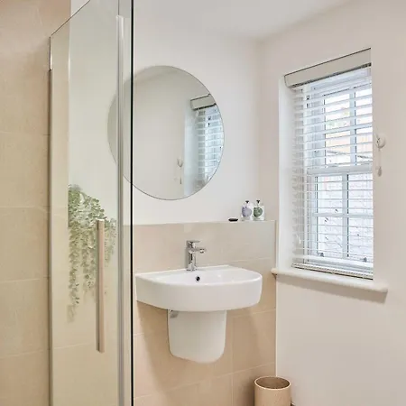 Host & - The Warren *