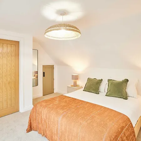 Host & - The Warren * 스톡슬리