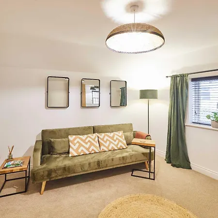 Host & - The Warren *